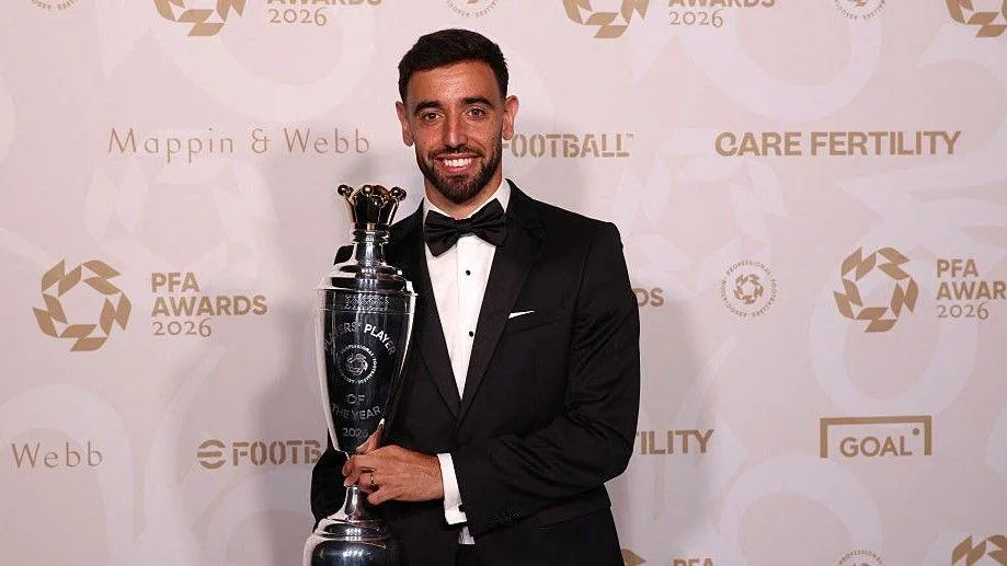 Bruno Fernandes holding the PFA Player of the Year trophy