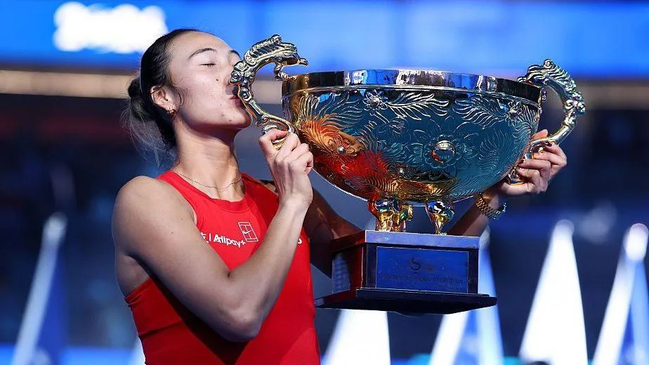 Zheng Qinwen kisses the China Open trophy