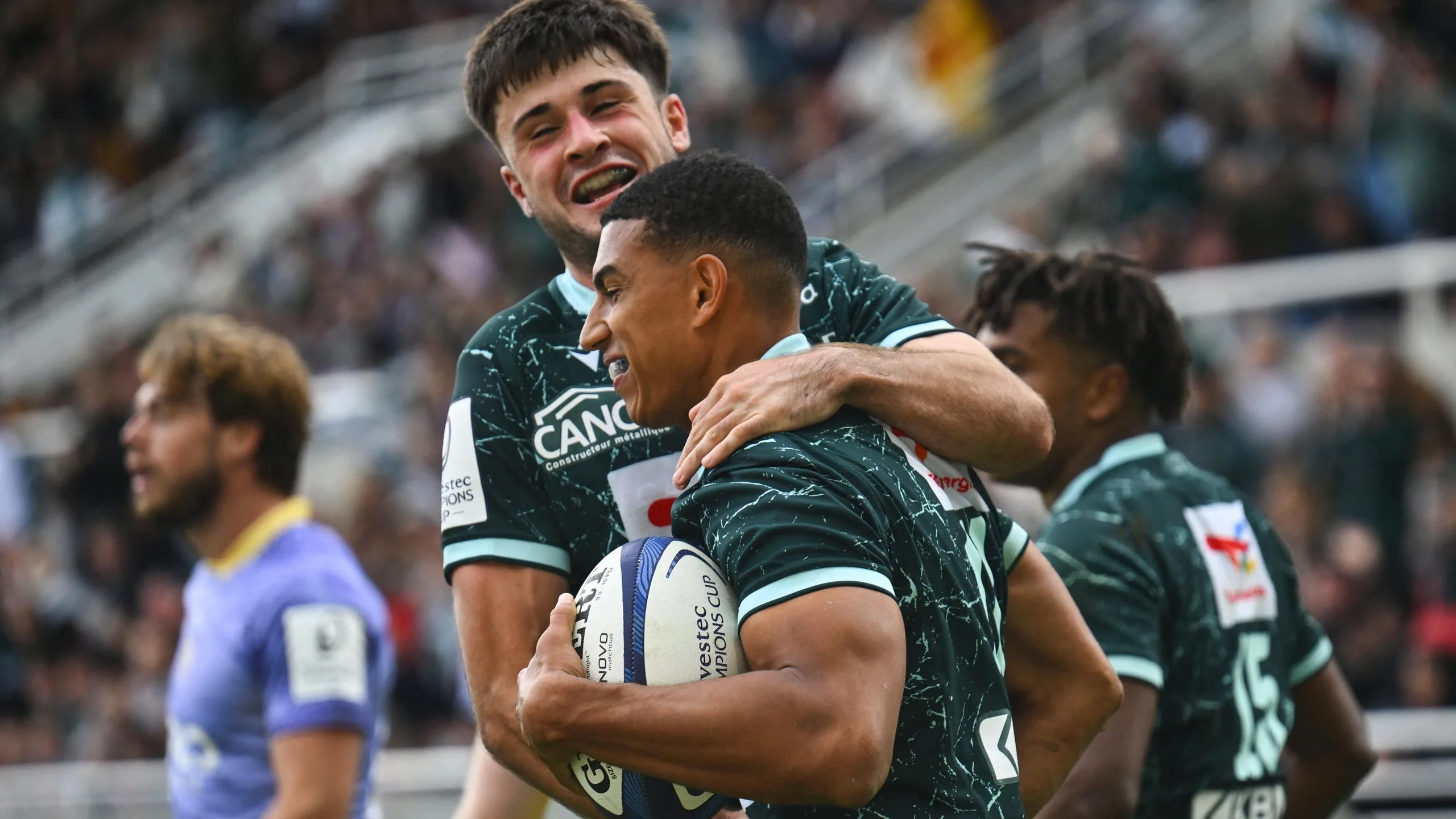 Pau players celebrate a try against Leicester