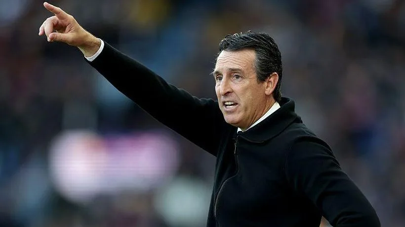 Unai Emery pointing