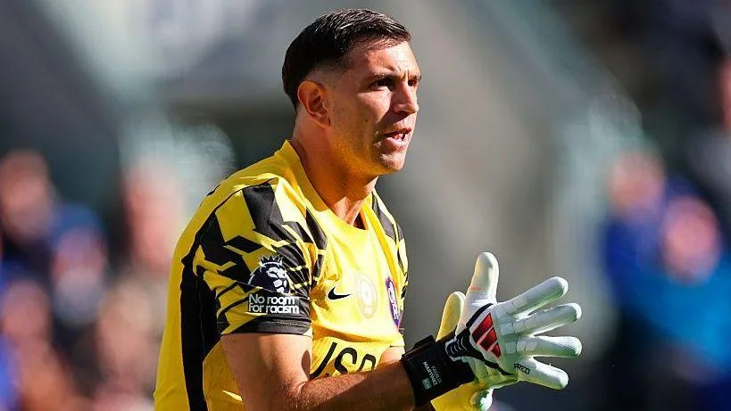 Emiliano Martinez clapping his hands together