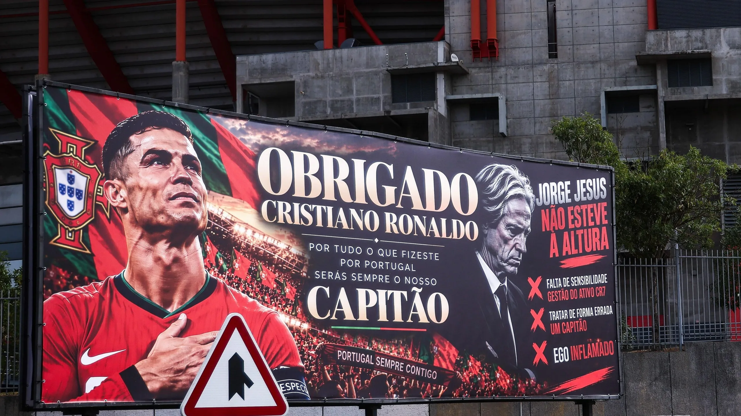 A sign praising Cristiano Ronaldo and criticising Jorge Jesus