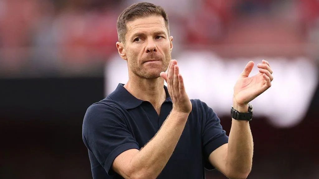Image of Chelsea head coach Xabi Alonso applauding after the Premier League match against Arsenal at Emirates Stadium on 6 September, 2026