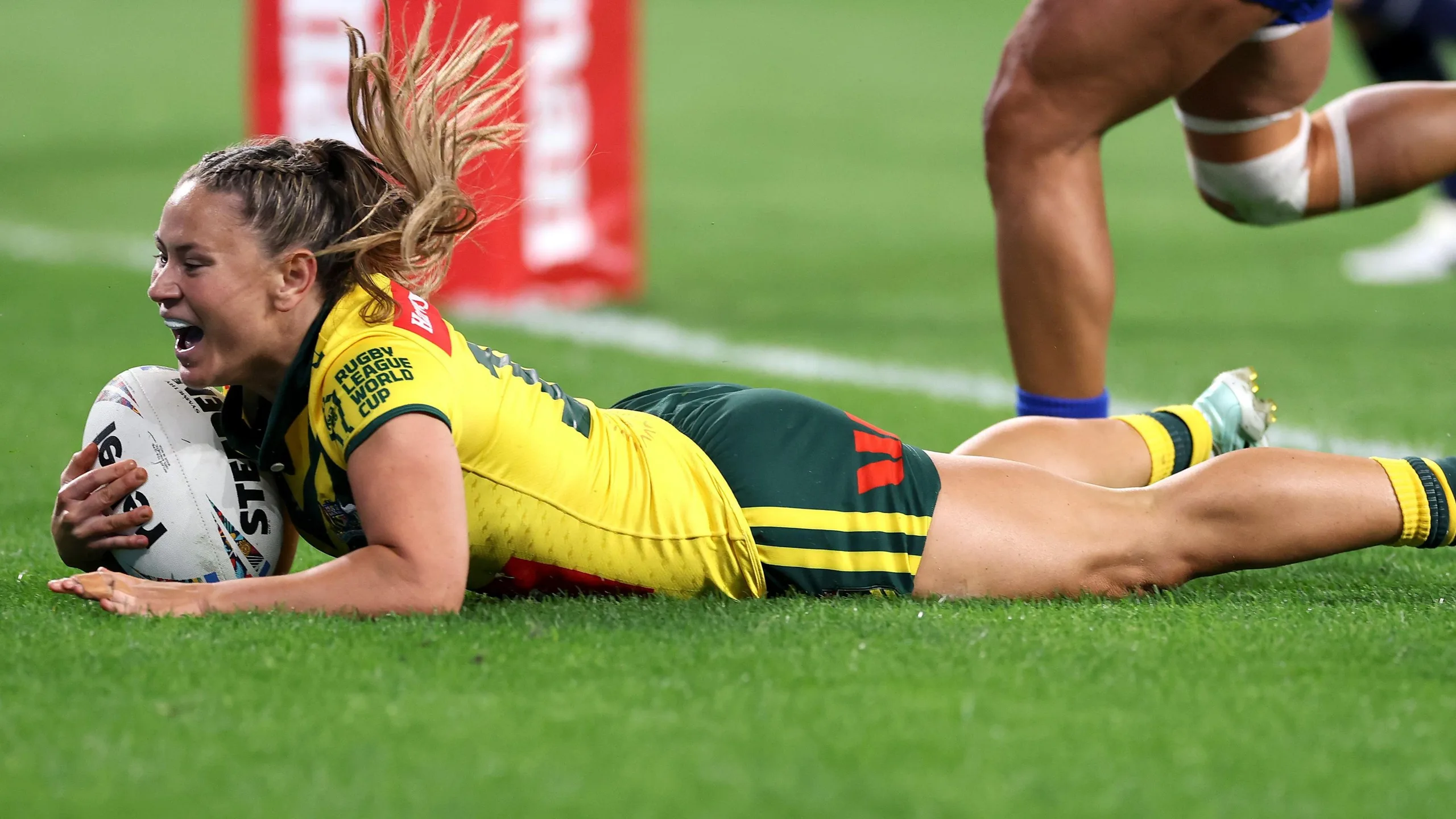 Keeley Nizza dives in for a try