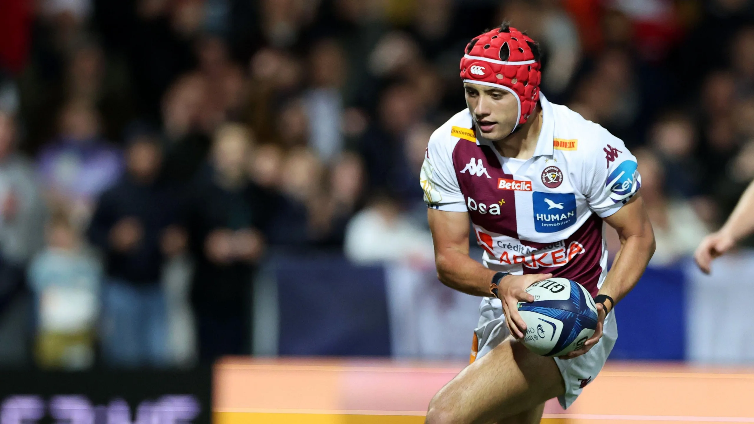 Louis Bielle-Biarrey carries the ball for Bordeaux