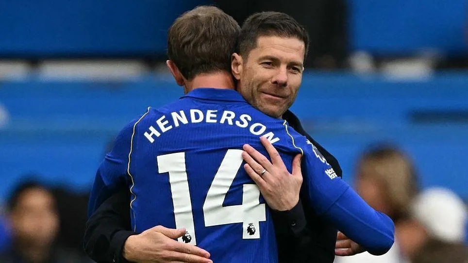 Jordan Henderson giving a hug to Xabi Alonso