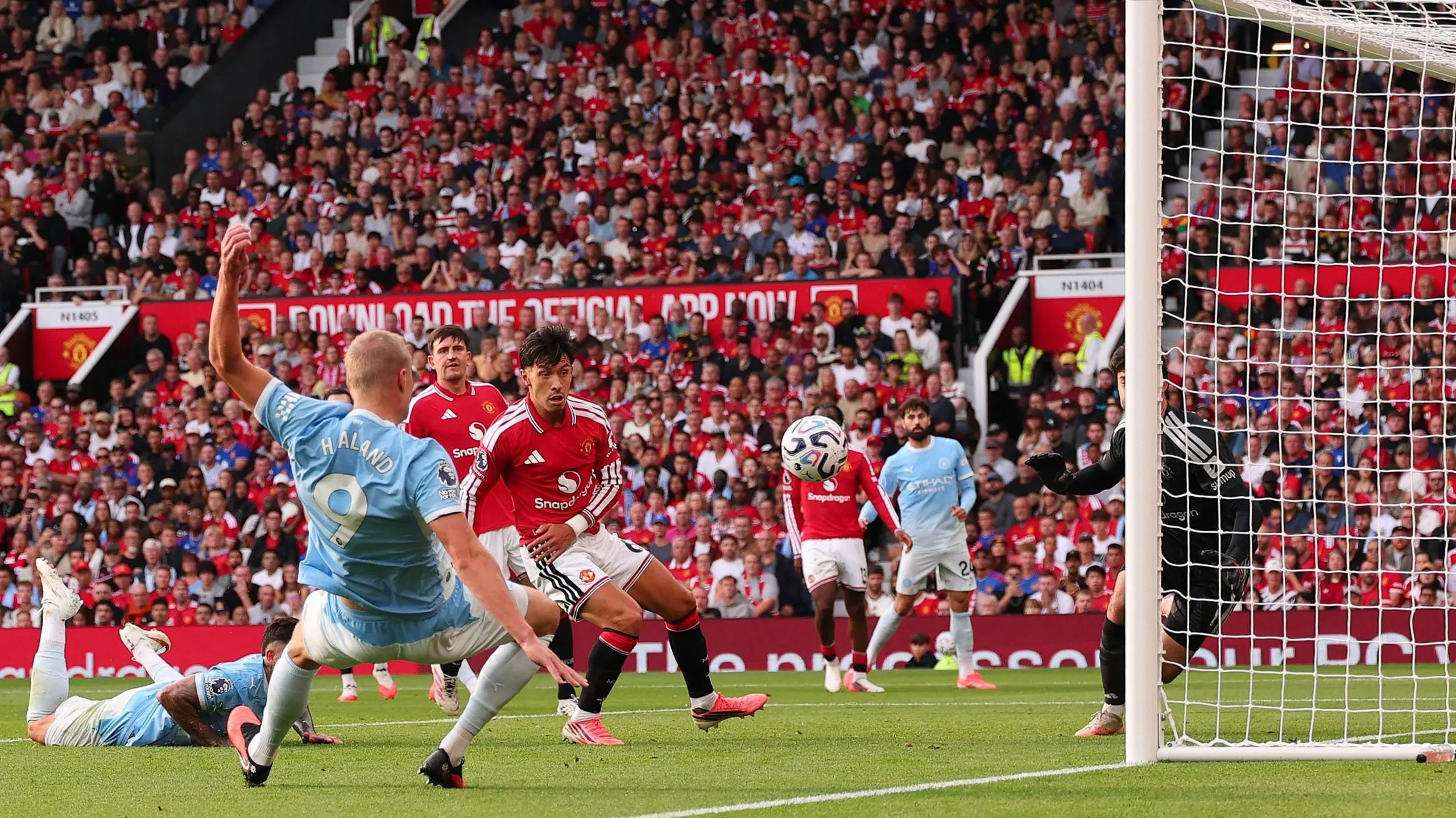 Erling Haaland scores for Man City