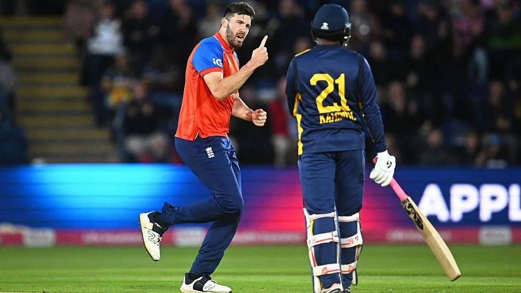 England's Jamie Overton celebrates the wicket of Sri Lanka batter Kamindu Mendis