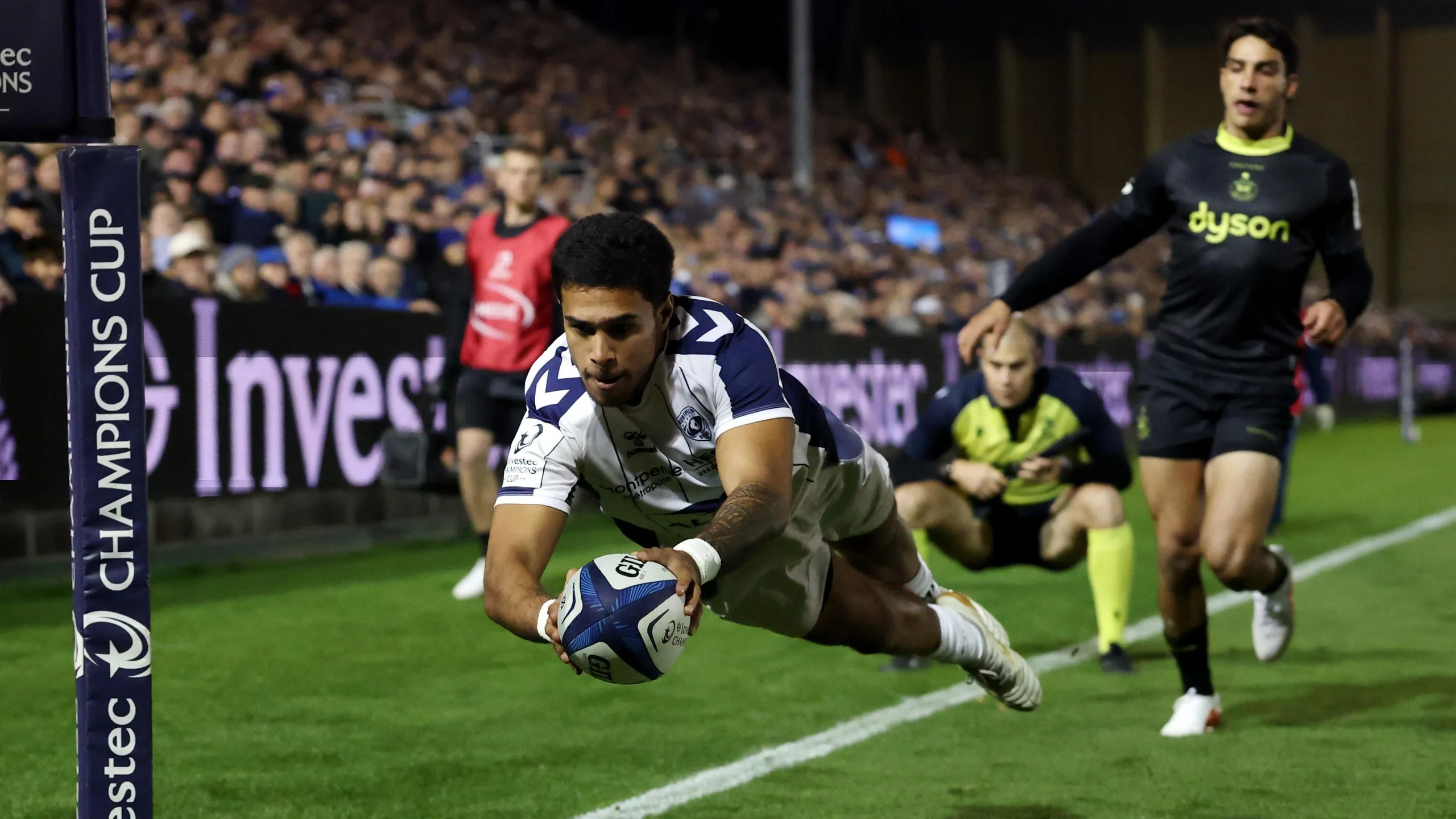 Donovan Taofifenua dives in to score a try for Montpellier