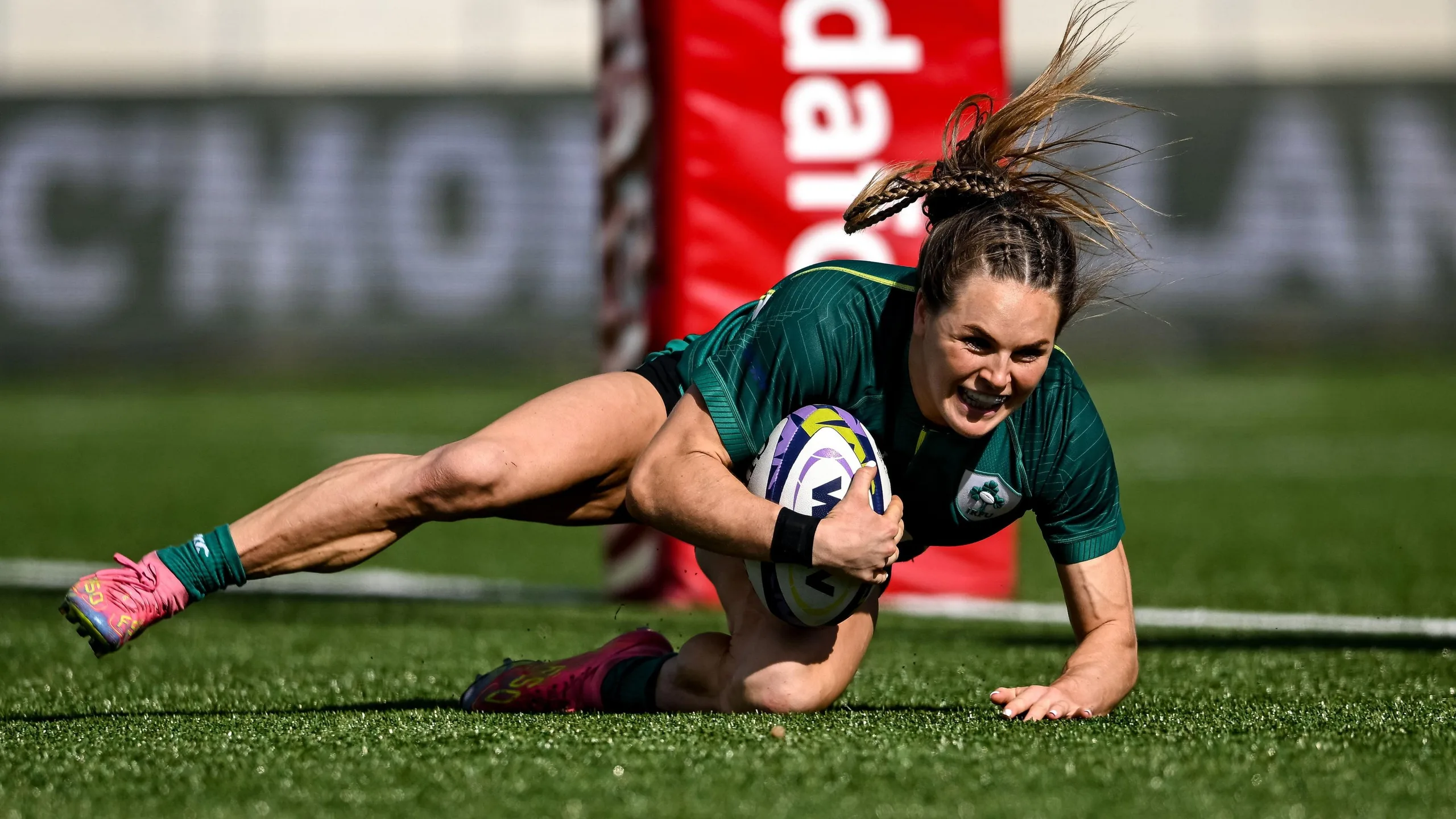 Béibhinn Parsons scoring a try for Ireland