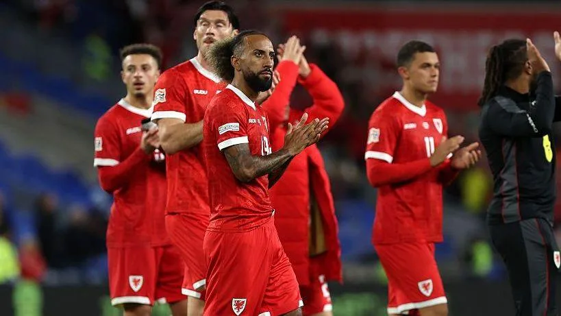 Sorba Thomas applauds Wales fans 
