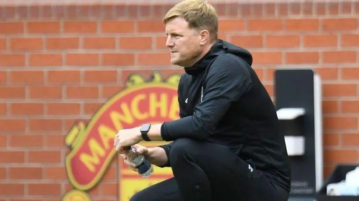Eddie Howe next to the Manchester United badge