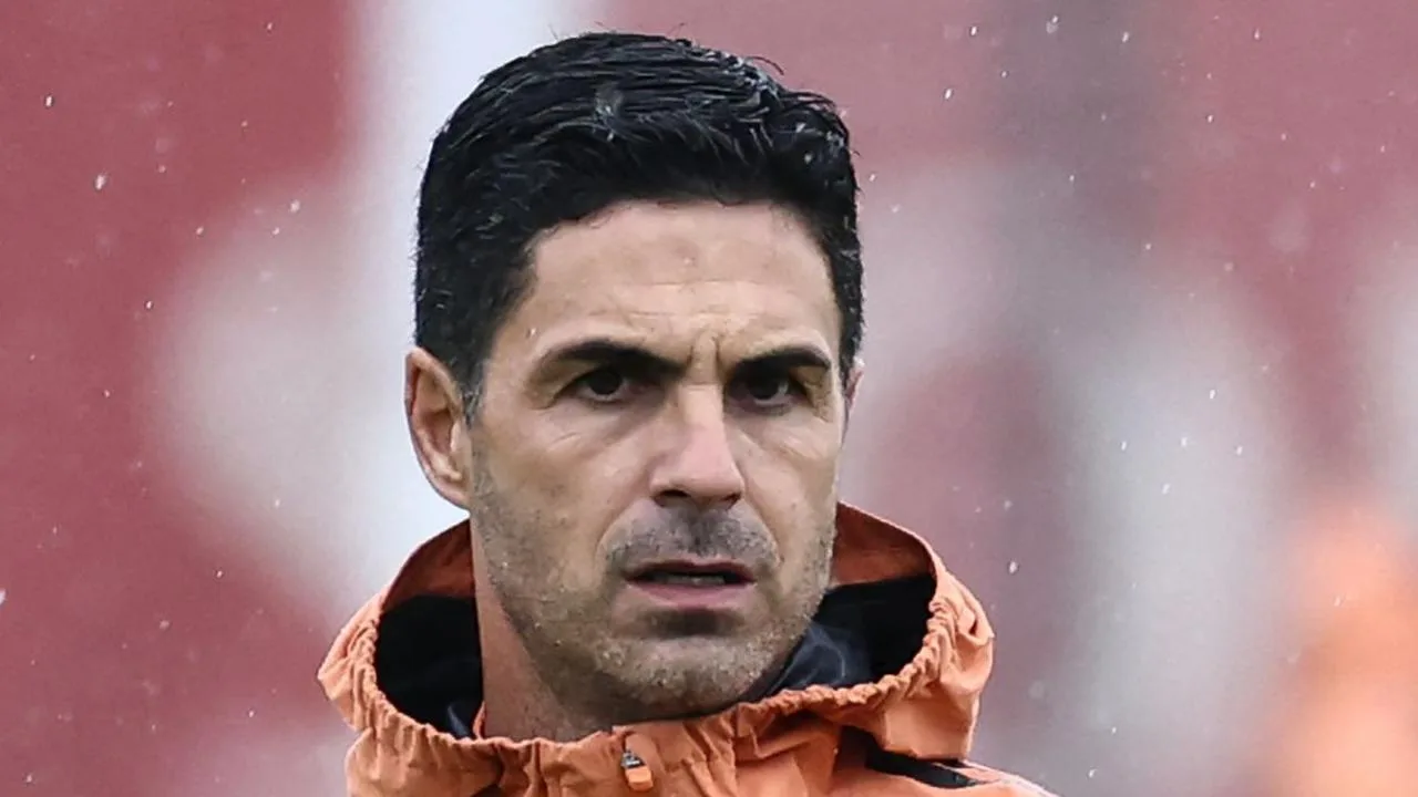 Mikel Arteta taking a training session