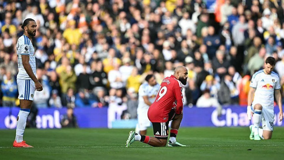 Two Leeds players and one Manchester United player take the knee at Elland Road, Dominic Calvert-Lewin is stood up next to them.