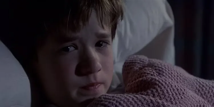Cole scared and crying in bed in 'The Sixth Sense'