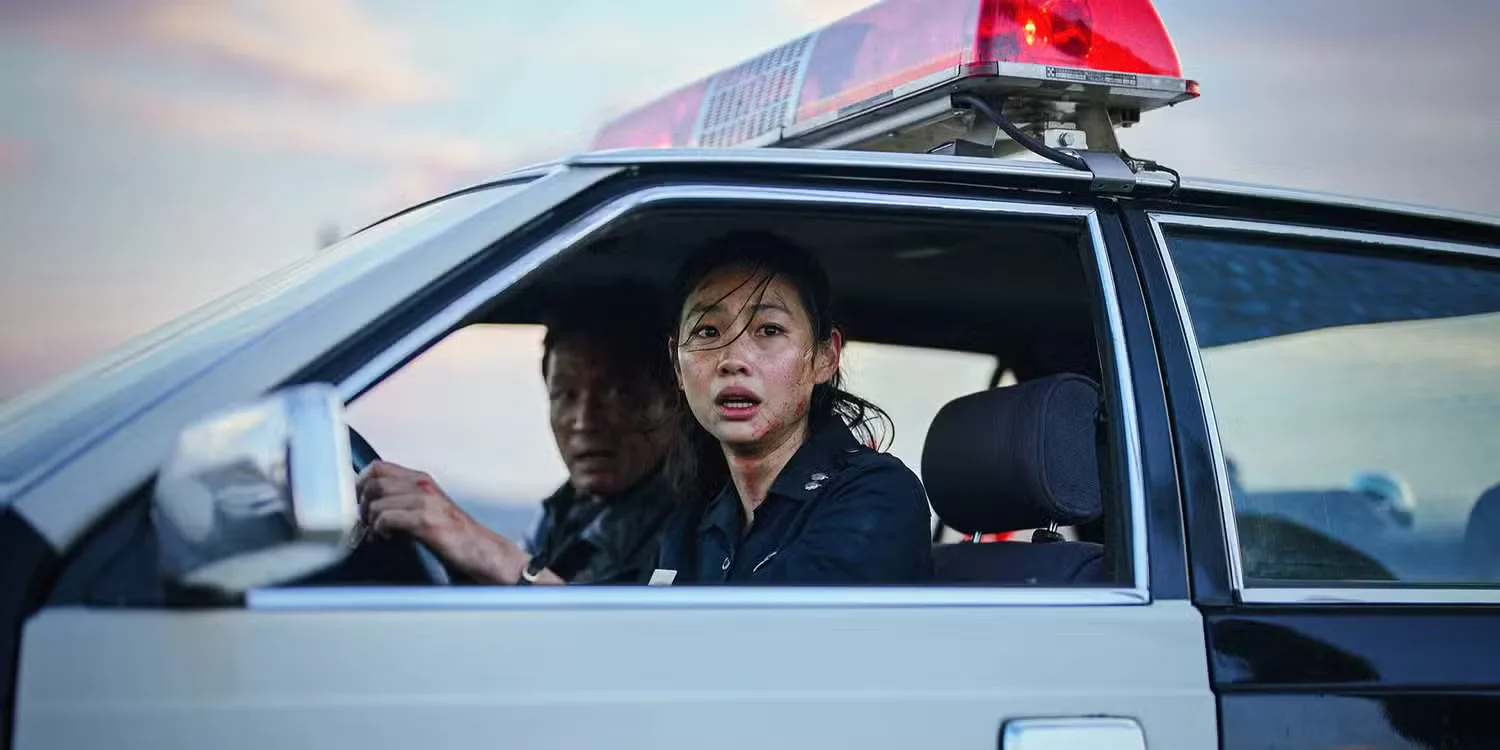 Hoyeon looking scared in a police car with another officer in Hope
