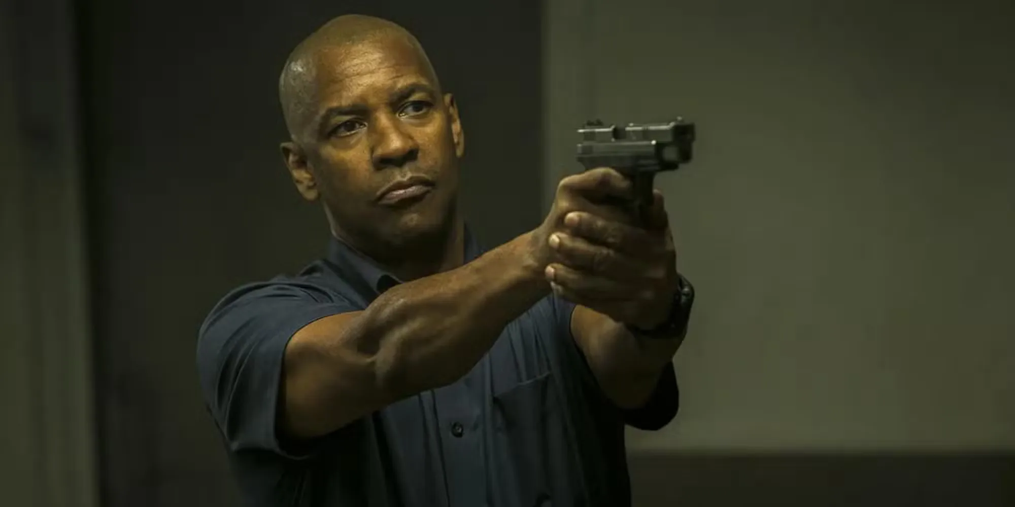 Robert McCall (Denzel Washington) pulls a gun in 'The Equalizer' (2014)