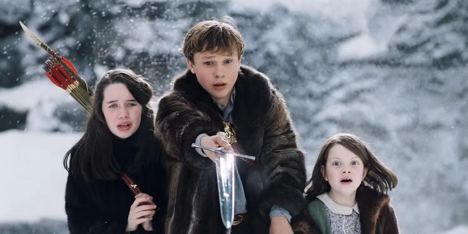 William Mosely holding out a sword alongside Anna Popplewell and Georgie Hensley in The Chronicles of Narnia