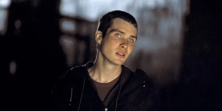 Cillian Murphy as Jim looking into the distance in 28 Days Later.