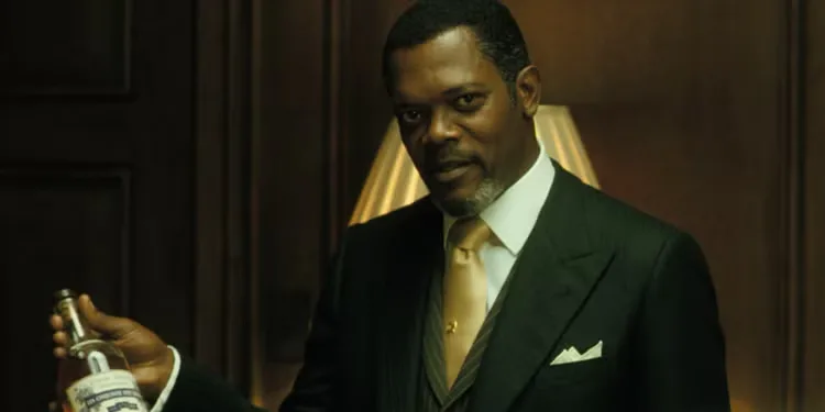 Samuel L. Jackson as Gerald holding a bottle of whiskey in 1408