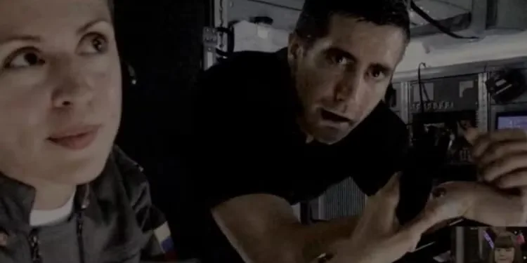 Olga Dihovichnaya and Jake Gyllenhaal as astronauts on the ISS in 'Life' (2017)