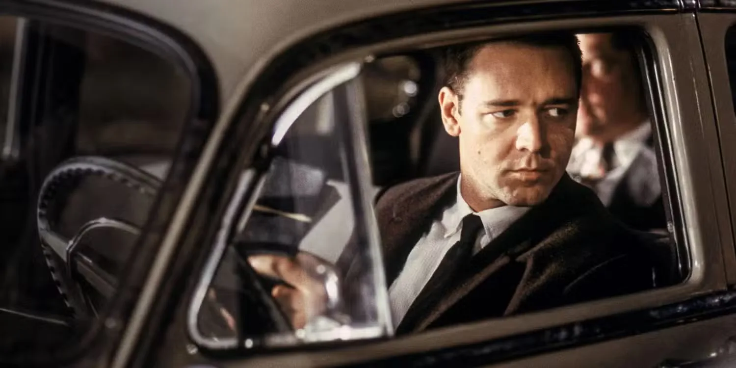Russell Crowe inside a car looking out a window in L.A. Confidential