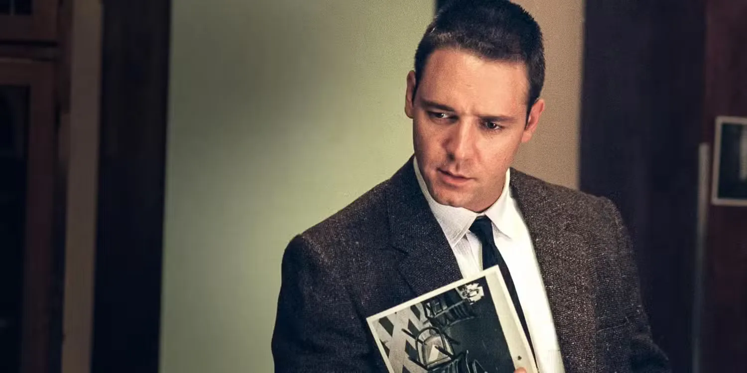 Russel Crowe showing a photograph in La Confidential