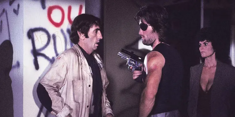 Snake Plissken aims a gun at Harold while Maggie watches in Escape From New York