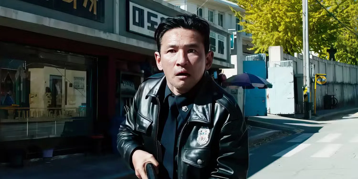 Hwang Jung-min holding a gun and looking terrified in Hope