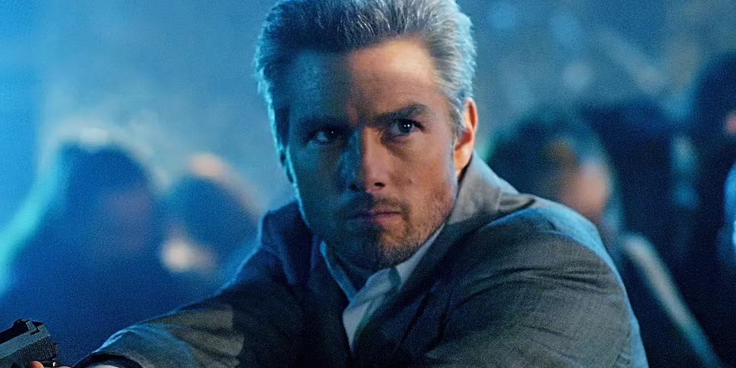 Tom-Cruis looking ahead as a hit man in a crowded bar in Collateral