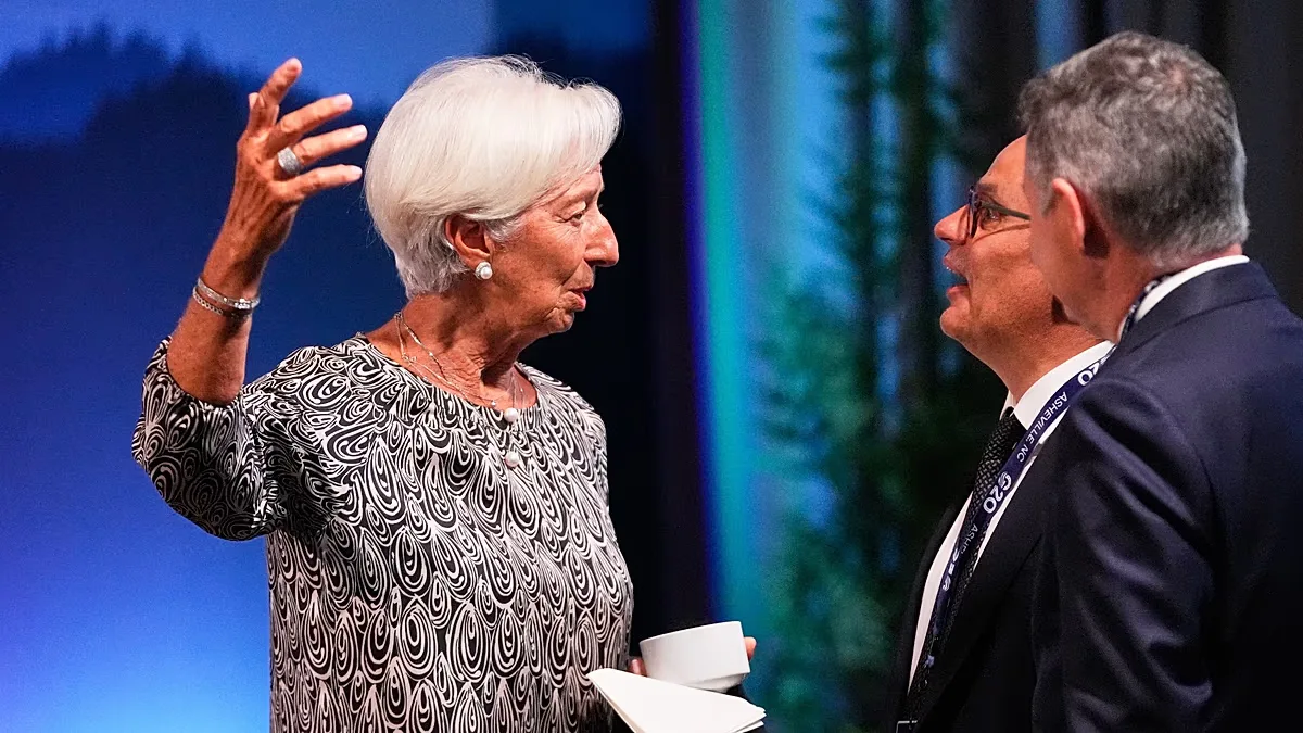 FILE. ECB President Christine Lagarde talks with the Governor of the Bank of France at the G20 Finance Ministerial in North Carolina, 31 Aug. 2026