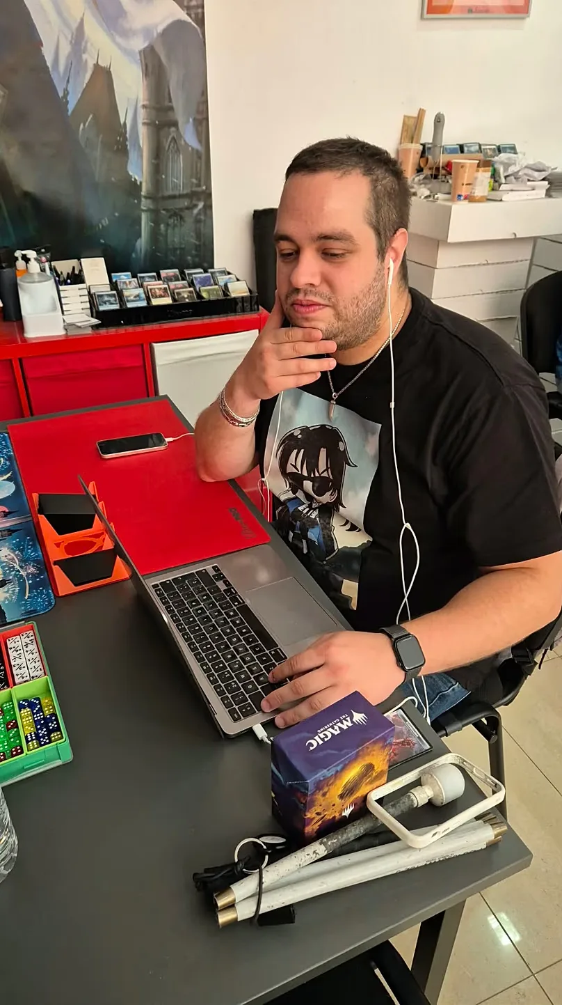 Cristian, with his computer and his cane during a tournament