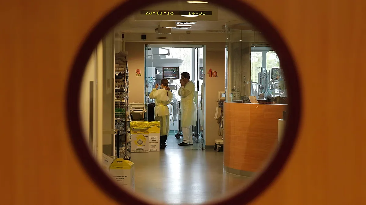 Doctors examine a patient in the intensive care unit of the Queen Fabiola children's hospital in Brussels on Monday, 25 November 2013.