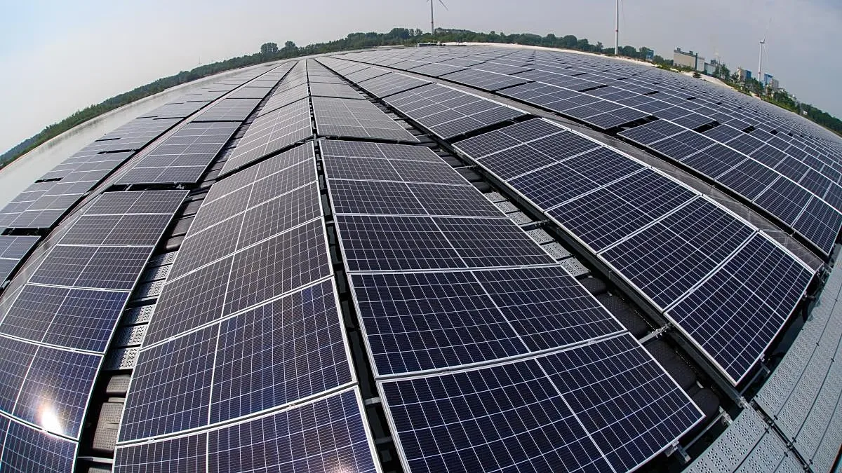 Floating solar park in Dessel. With 17256 solar panels, it is the largest floating solar power plant project in Belgium.