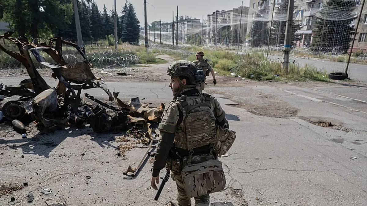 A Ukrainian soldier walks down a street in front-line Druzhkivka (Donetsk region), 12 September 2026.