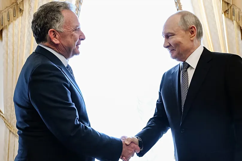Russian President Vladimir Putin, right, and US special envoy Steve Witkoff shake hands prior to the talks at the Konstantin Palace in St Petersburg, 21/10/2026