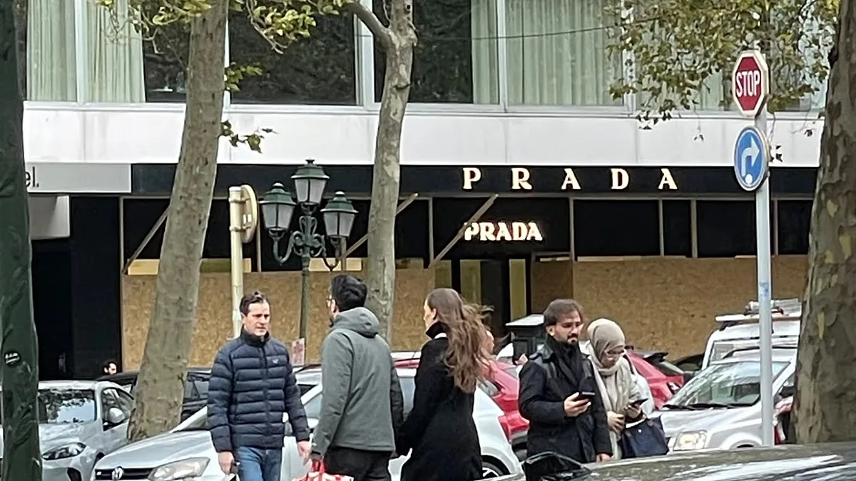 Brussels' luxury shops board up to prevent looting, 24/10/2026