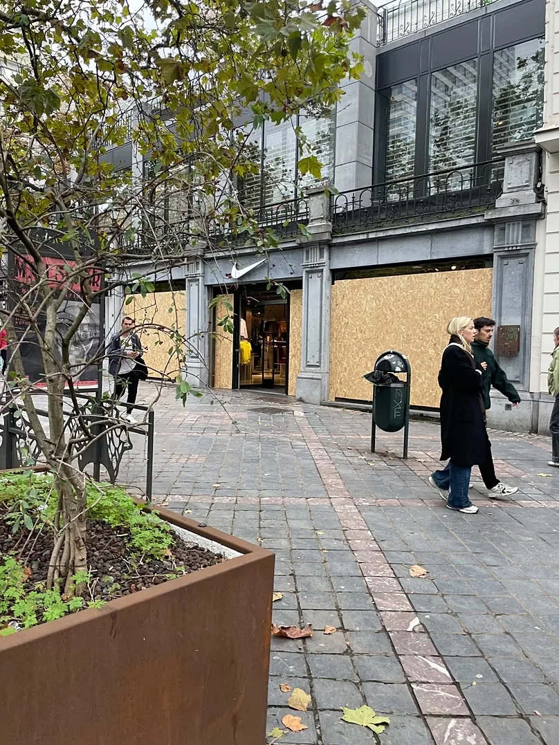 The Nike premises kept open, while protecting its windows, Brussels 26/10/2026