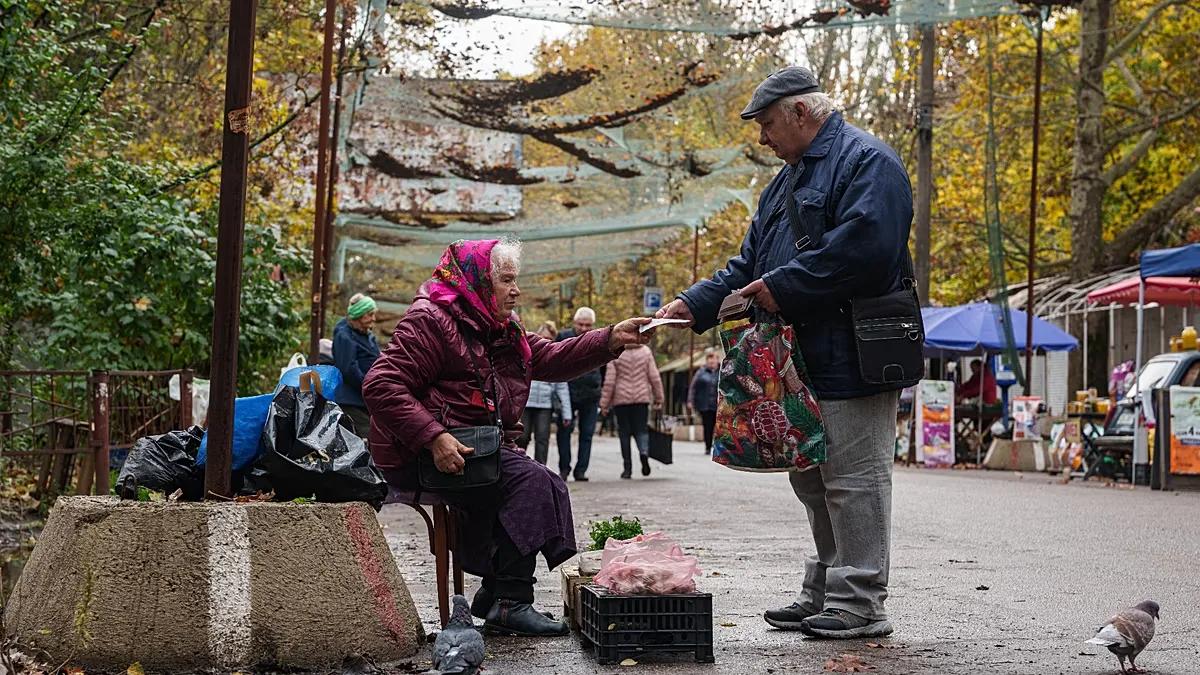  A man buys vegetables at a market beneath anti-drone nets during a local ceasefire linked to a humanitarian aid mission in Oleshky, Ukraine, on 29 October 2026.