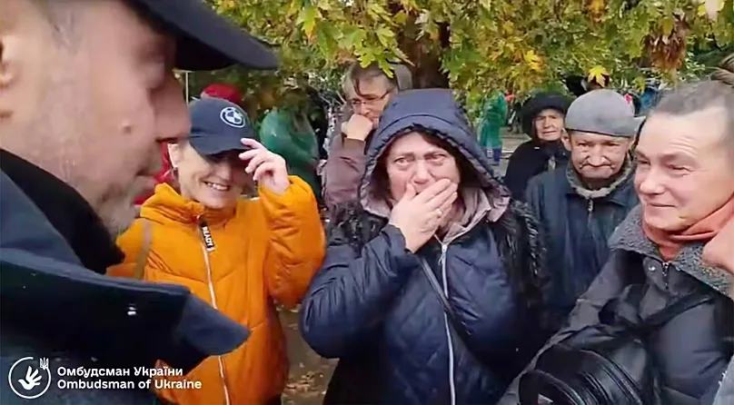  Ukraine's Ombudsman Dmytro Lubinets speaks with Oleshky residents during their evacuation amid a local ceasefire in Ukraine's Kherson region on 30 October 2026