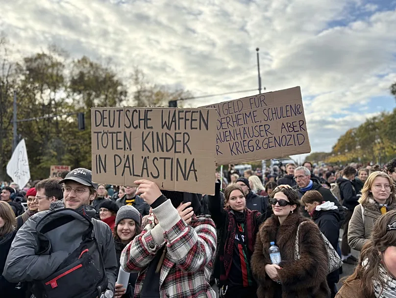 School student protests at the Brandenburg Gate, 31.10.2026
